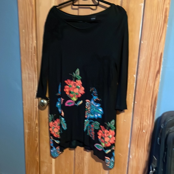 Desigual tunic. Size Large. Black with colourful flowers and embroidery. - Picture 5 of 7